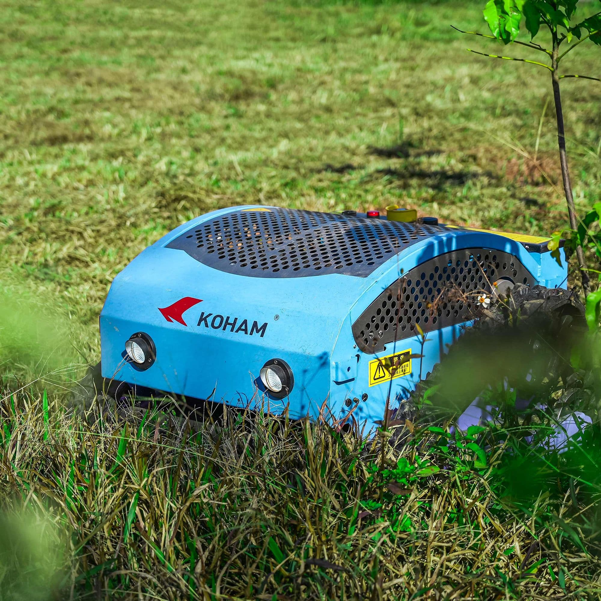 Tondeuse radiocommandée KOHAM KH-LM2421 dans une prairie