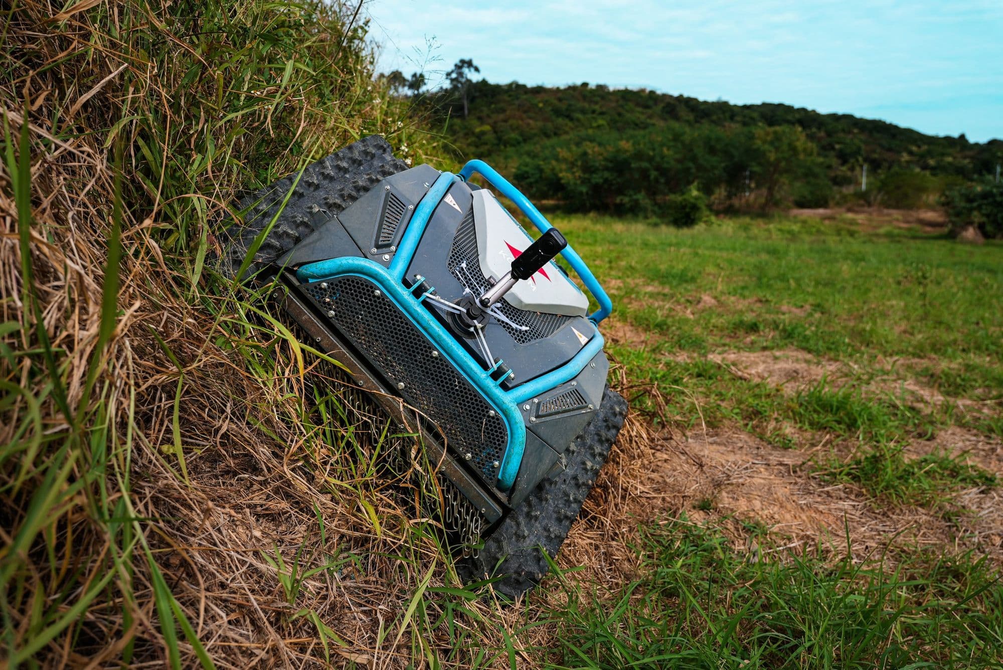 Tondeuse radiocommandée KOHAM KH-LM2425B2 en dévers sur un talus