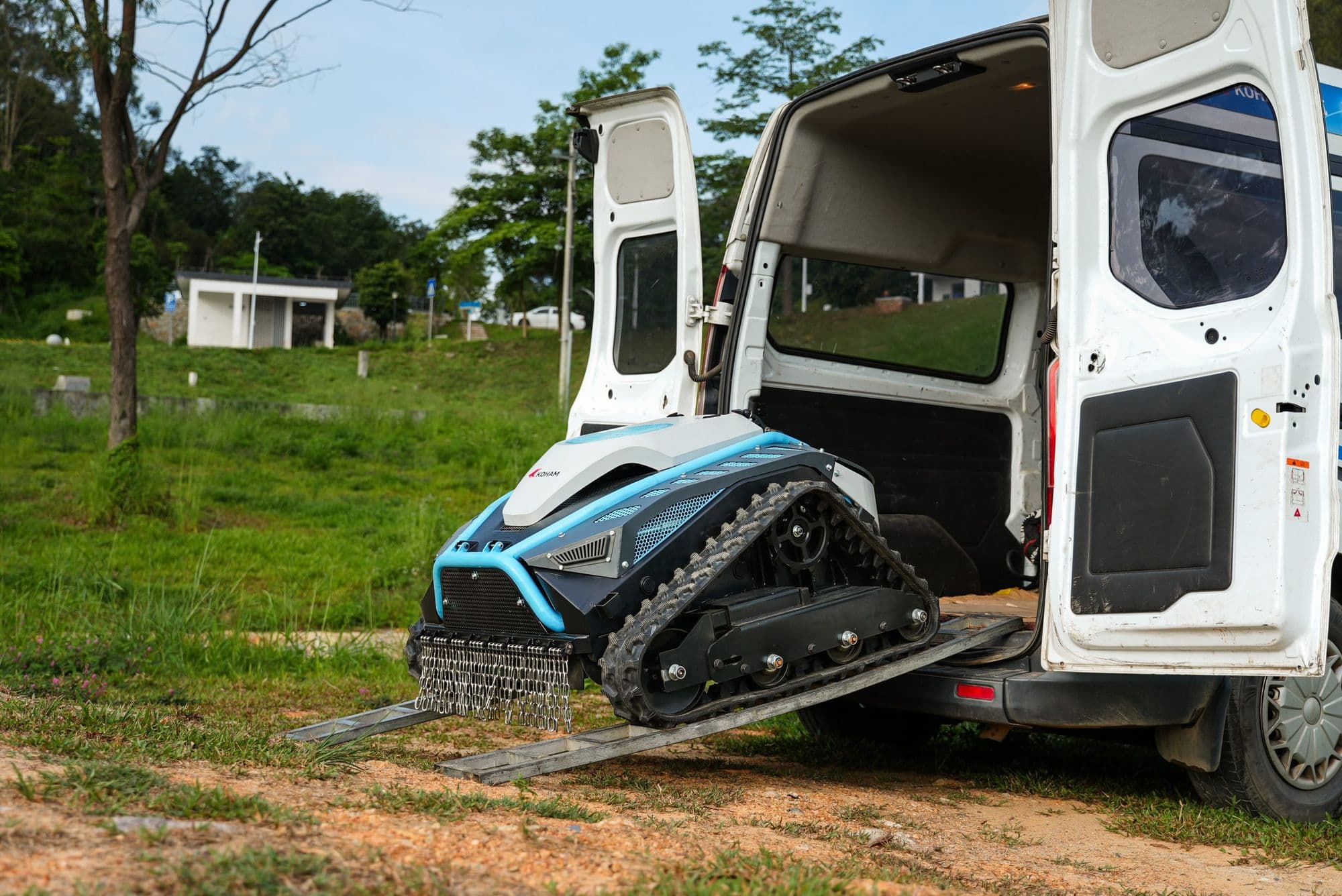 Tondeuse KOHAM KH-LM4827B chargée dans un utilitaire d'intervention